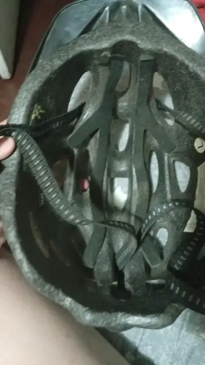 Casco de bicicleta negro y gris con ventilación - miniatura 5