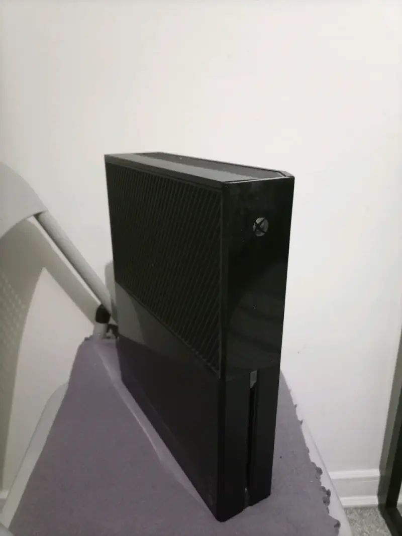 Consola Xbox One con cables y fuente de poder - 1