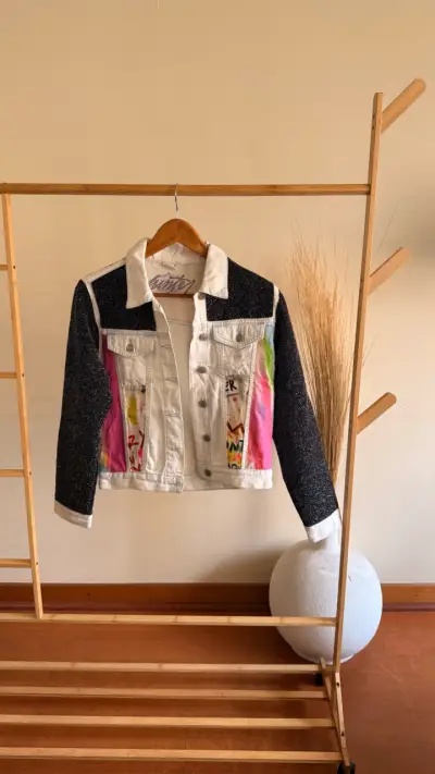 Chaqueta de mezclilla con diseño artístico - miniatura 1