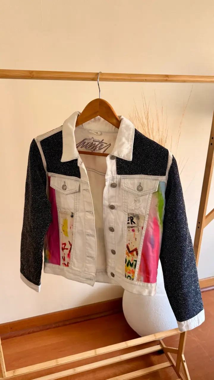 Chaqueta de mezclilla con diseño artístico - 2