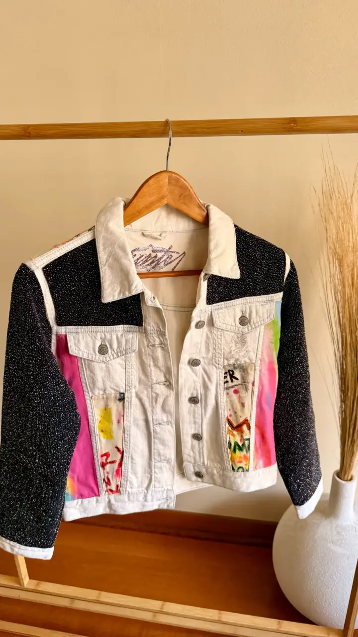 Chaqueta de mezclilla con diseño artístico - 3