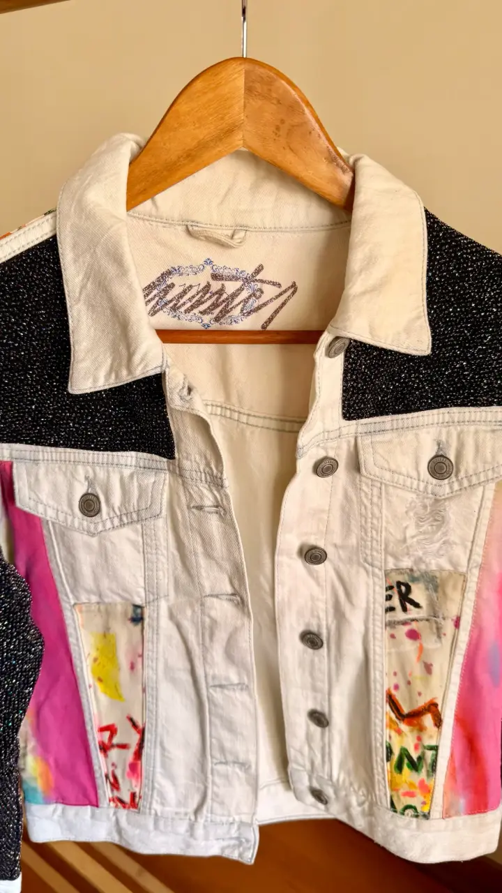 Chaqueta de mezclilla con diseño artístico - 4