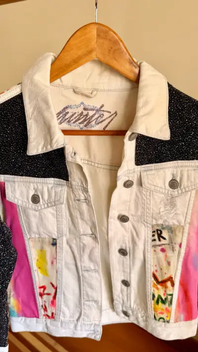 Chaqueta de mezclilla con diseño artístico - miniatura 4