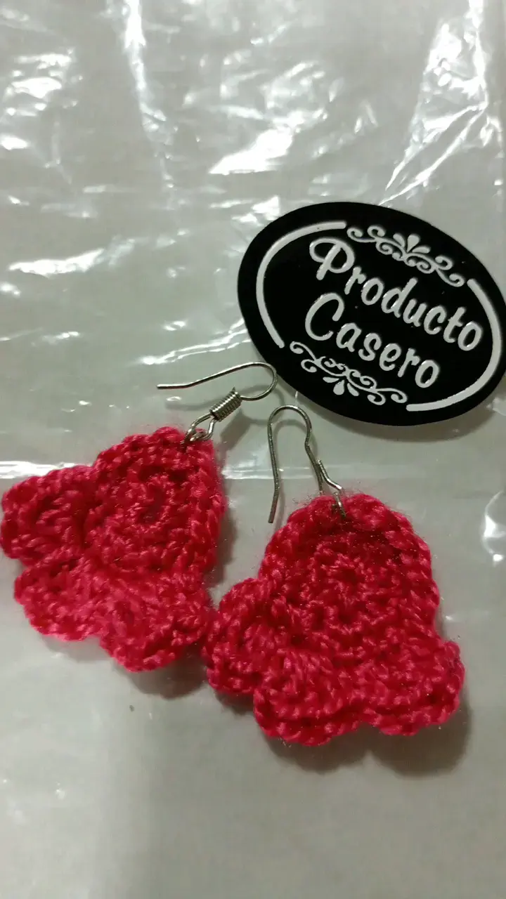 Aros tejidos a crochet color rojo