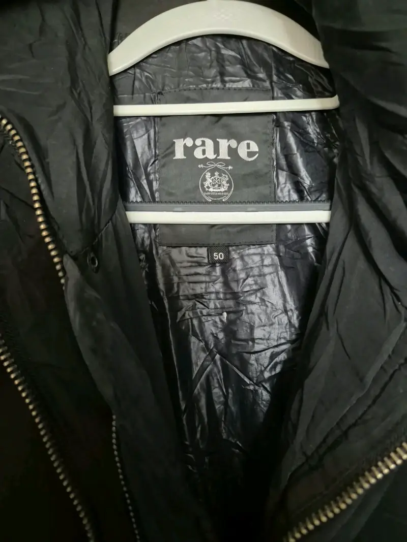 Abrigo negro con capucha y cierre marca Rare - 2