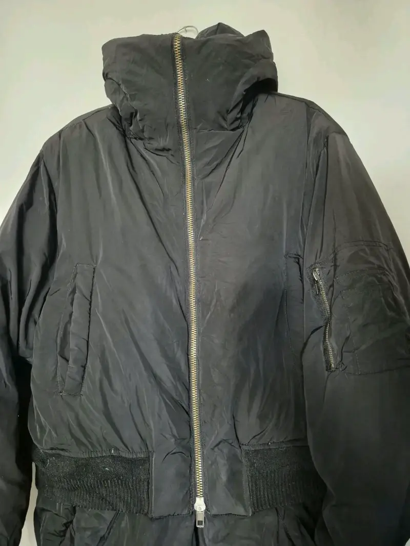 Abrigo negro con capucha y cierre marca Rare - 3