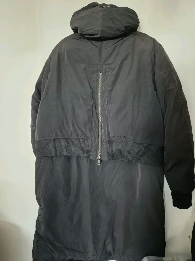 Abrigo negro con capucha y cierre marca Rare - 4