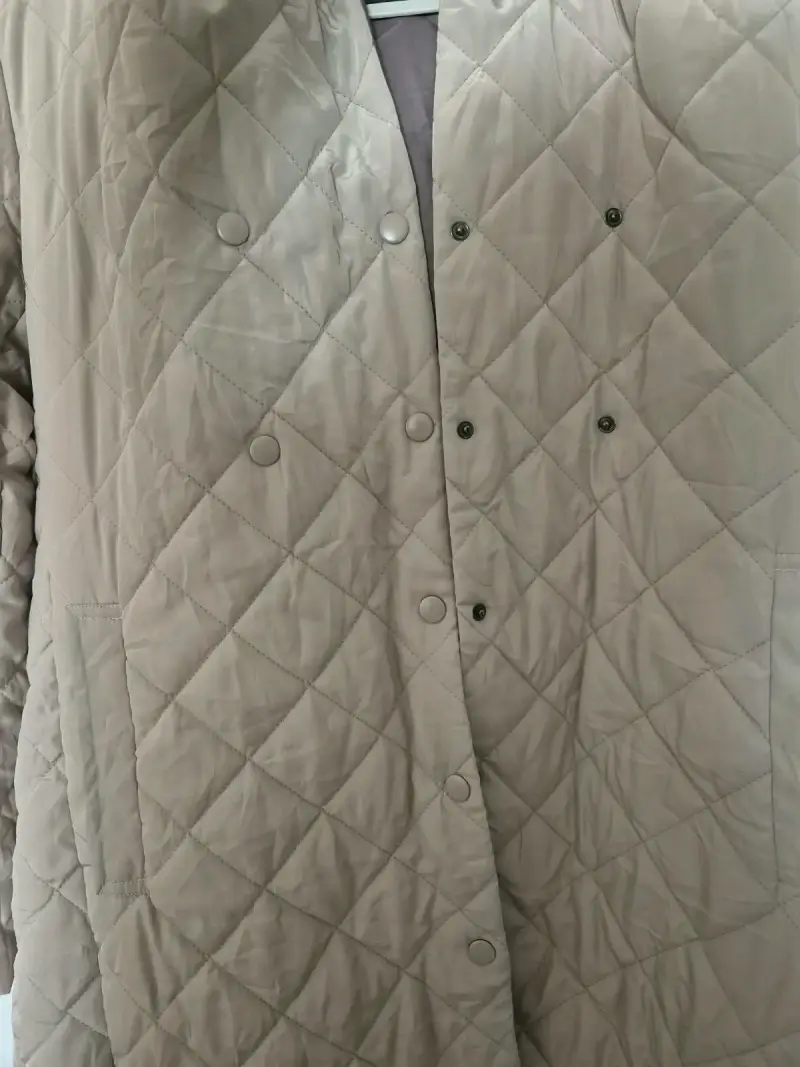 Abrigo acolchado beige con capucha - 2