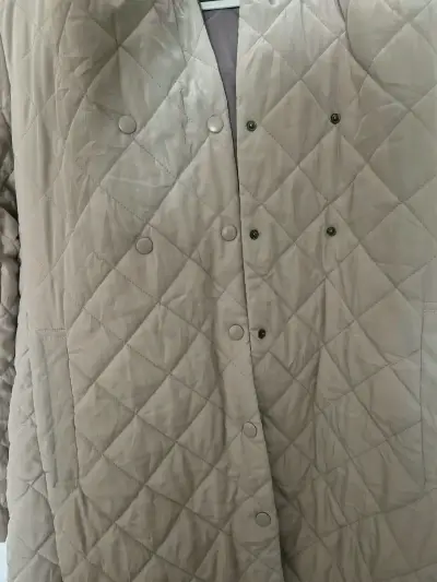 Abrigo acolchado beige con capucha - miniatura 2