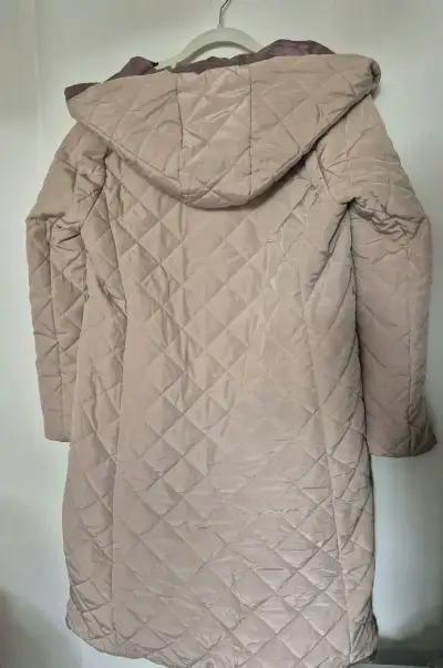 Abrigo acolchado beige con capucha - miniatura 3
