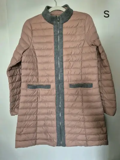 Abrigo acolchado rosa con cuello alto - miniatura 1