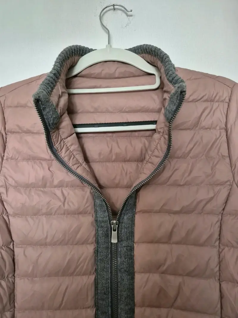 Abrigo acolchado rosa con cuello alto - 2