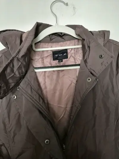 Parka impermeable marrón con capucha para mujer - miniatura 2