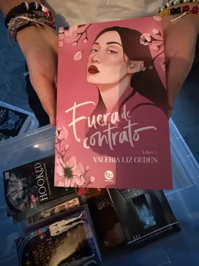 Libro 'Fuera de Contrato' de Valeria Liz Geden - miniatura 1