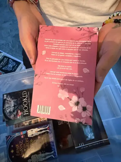 Libro 'Fuera de Contrato' de Valeria Liz Geden - miniatura 2
