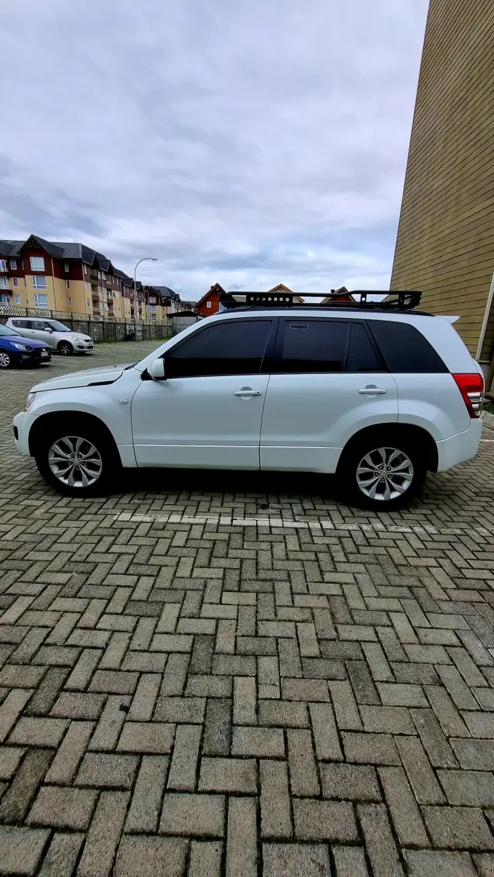 Suzuki Grand Vitara 4x4 2012 en buen estado - 2