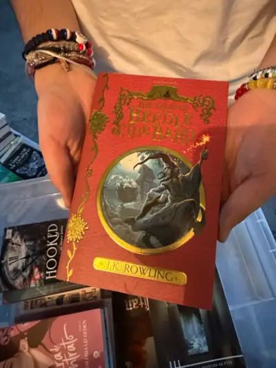 'The Tales of Beedle the Bard' de J.K. Rowlin - miniatura 1
