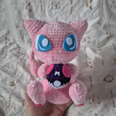 Peluche Mew Pokémon con Pokébola - miniatura 3