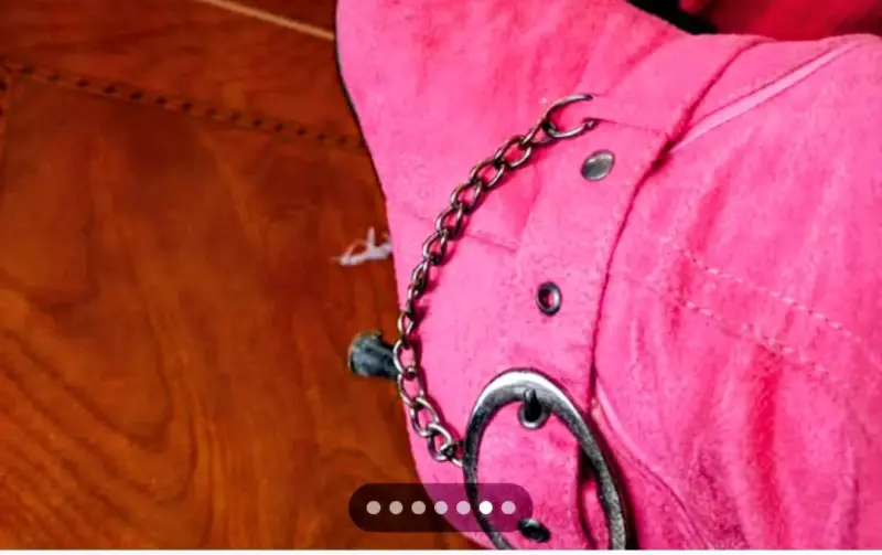 Botas rosas de gamuza con tacón y cadena decorativa - 1