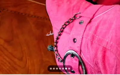 Botas rosas de gamuza con tacón y cadena decorativa - miniatura 1