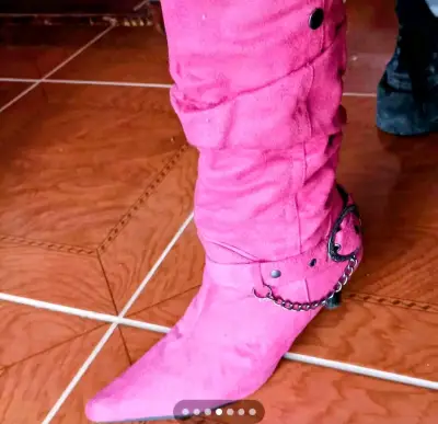 Botas rosas de gamuza con tacón y cadena decorativa - miniatura 3