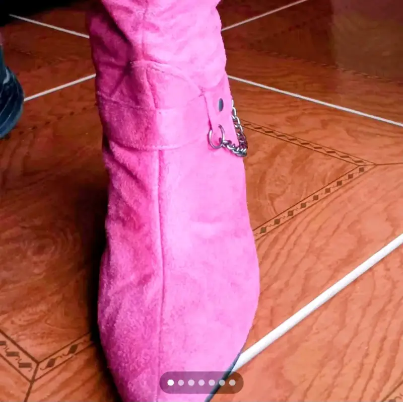 Botas rosas de gamuza con tacón y cadena decorativa - 5