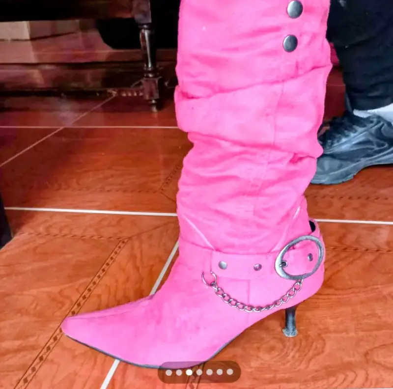 Botas rosas de gamuza con tacón y cadena decorativa - 6