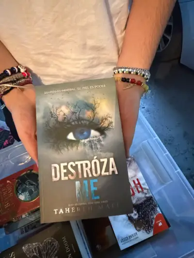 Libro 'Destrózame' de Tahereh Mafi en buen estado - miniatura 1