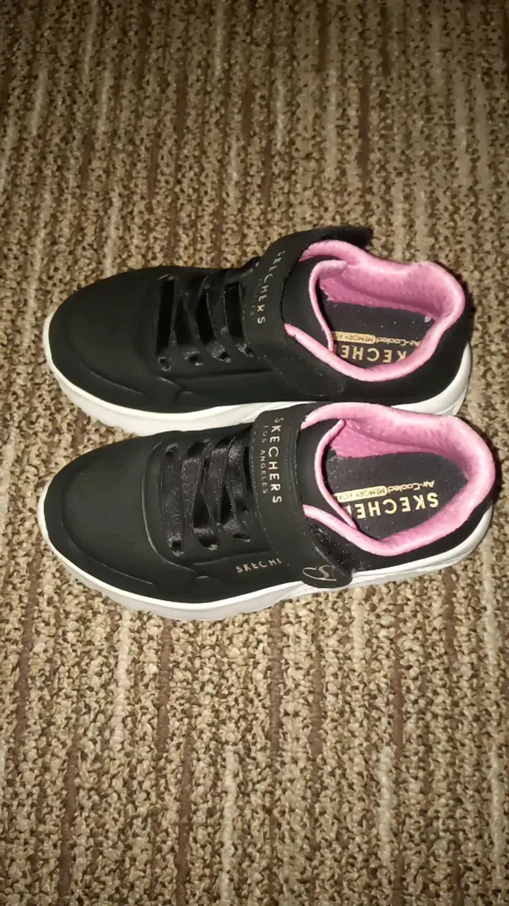 Zapatillas negras Skechers con detalles rosados - 1
