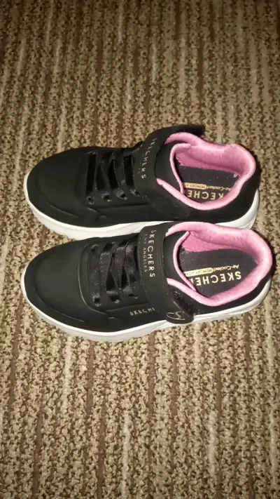 Zapatillas negras Skechers con detalles rosados - miniatura 1
