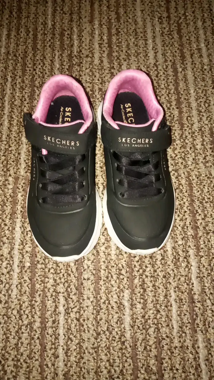 Zapatillas negras Skechers con detalles rosados - 2