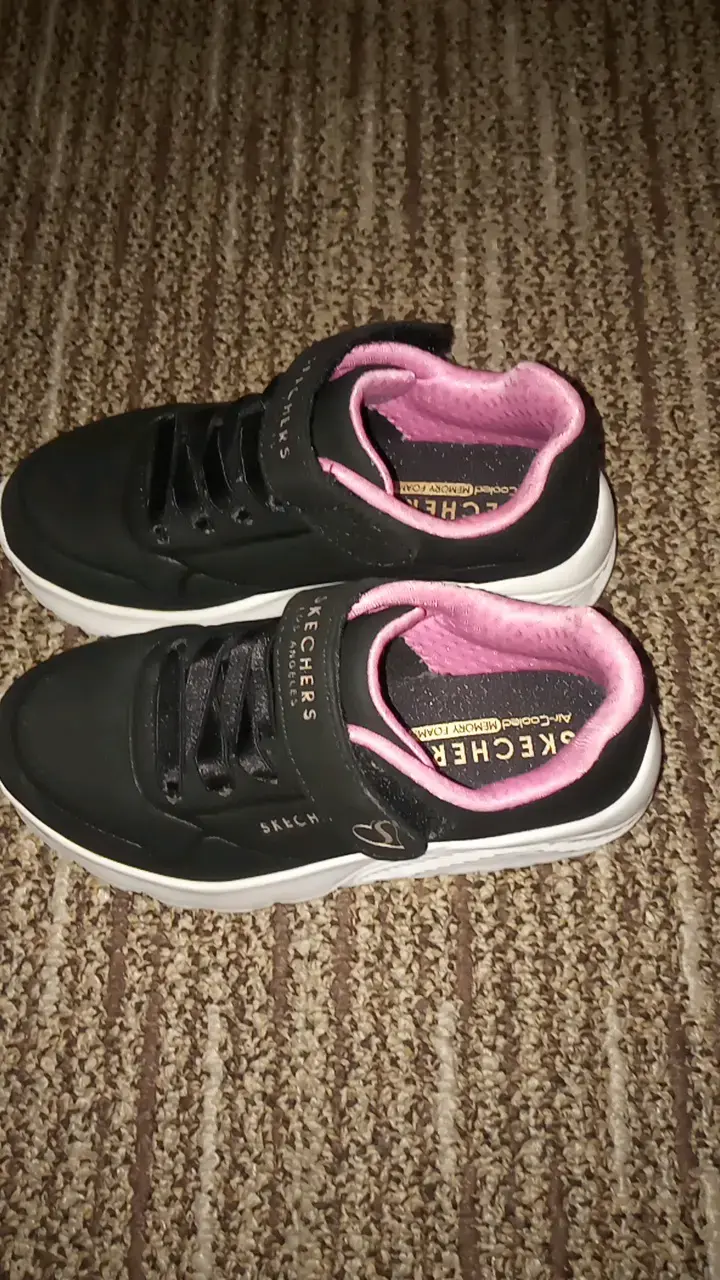 Zapatillas negras Skechers con detalles rosados - 3