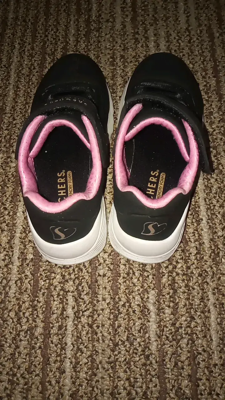 Zapatillas negras Skechers con detalles rosados - 4