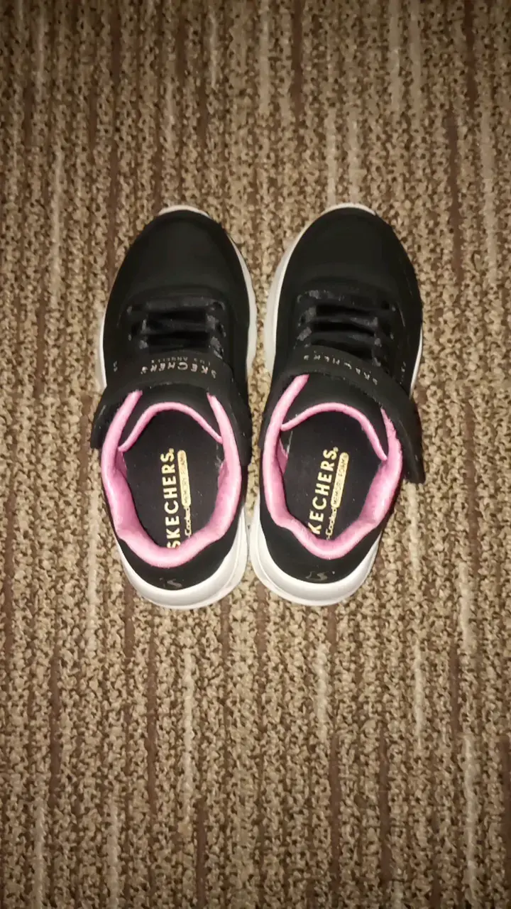 Zapatillas negras Skechers con detalles rosados - 5