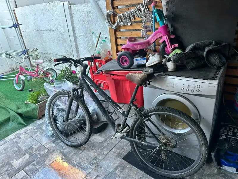 Bicicleta de montaña negra en buen estado