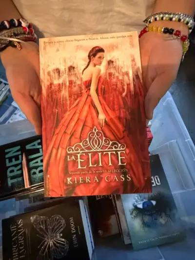 Libro 'La Élite' de Kiera Cass en buen estado - miniatura 1