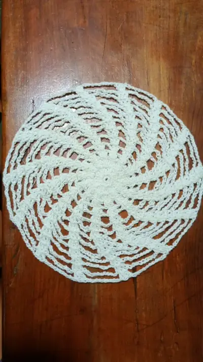 Centro de mesa tejido a crochet blanco - miniatura 1