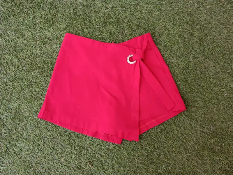 Short Falda elasticada roja con detalle de anillo - 1