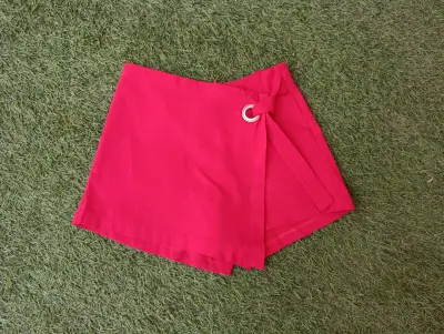 Short Falda elasticada roja con detalle de anillo - miniatura 1