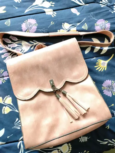 Mochila bandolera rosa con flecos - miniatura 1