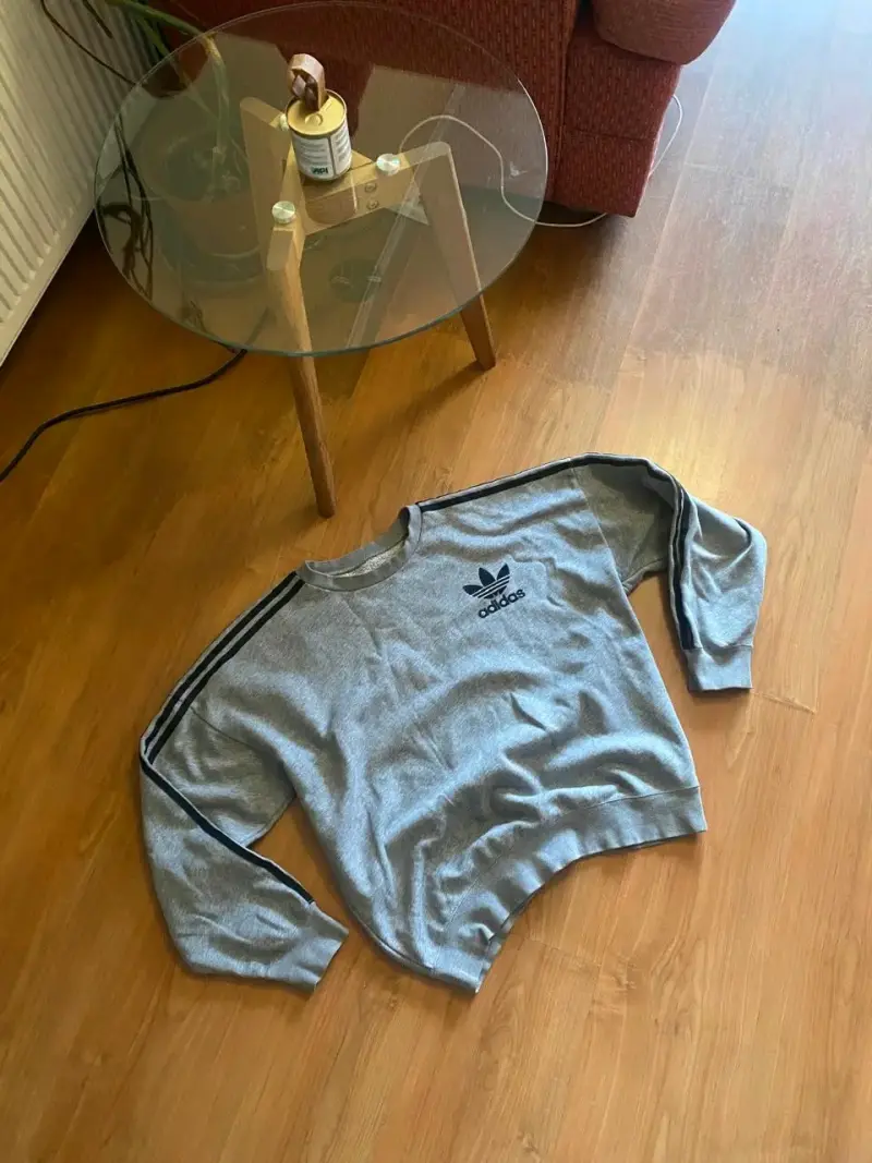 Polerón gris Adidas con logo y rayas - 1