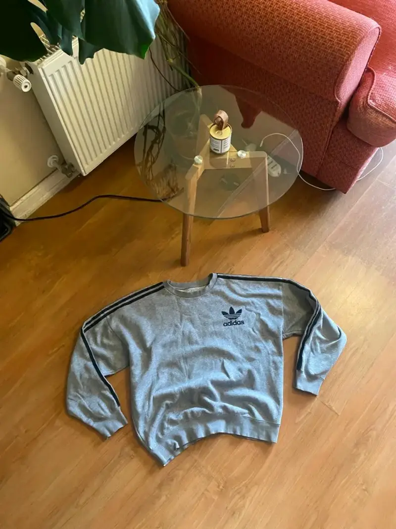 Polerón gris Adidas con logo y rayas - 2