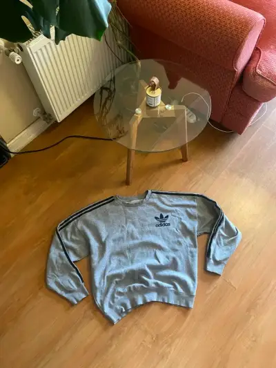 Polerón gris Adidas con logo y rayas - miniatura 2