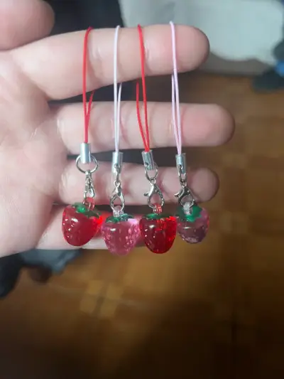 Colgantes de fresa para celular en colores variado - miniatura 2