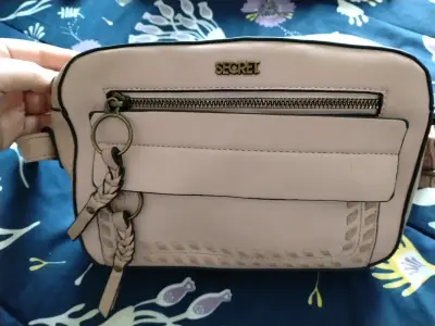 Cartera Secret color beige con detalles trenzados - miniatura 1