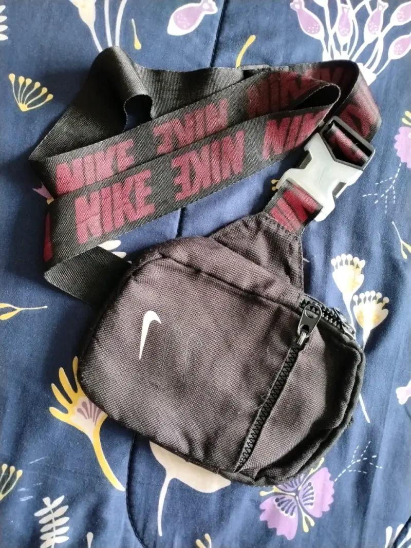 Nike negra con logo