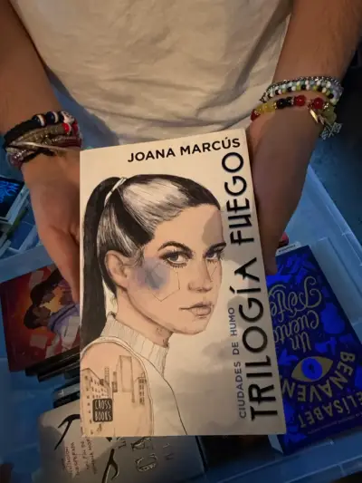 Libro 'Ciudades de Humo' de Joana Marcús - miniatura 1