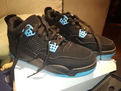 Zapatillas deportivas negras con detalles celestes - miniatura 2