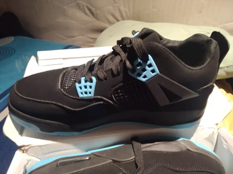 Zapatillas deportivas negras con detalles celestes - 3