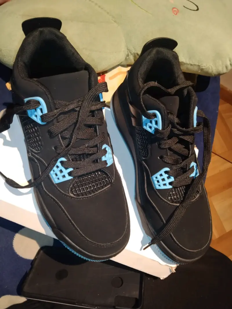 Zapatillas deportivas negras con detalles celestes - 7